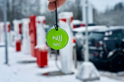 Vi tester om denne ladebrikken, kjøpt på den lokale elektrobutikken, kan brukes på de ulike operatørenes nettverk.