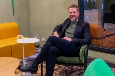 Digi setter seg ned med Ole Petter Saxrud i et av møterommene i Ateas kontorer på Økern i Oslo.