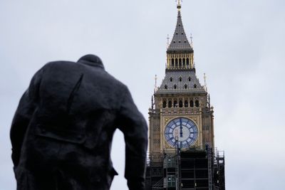 Statuen av Winston Churchill har god utsikt til Elizabeth Tower, hvor arbeidere demonterer stillasene rundt det berømte klokketårnet.