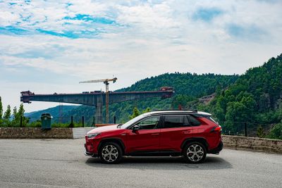 Toyota RAV4 ble årets nest mest solgt bil i 2021  den eneste på topp 10 med forbrenningsmotor. Elbilandelen var på hele 64,5 prosent, og elbilene blir prioritert på fabrikkene for å møte tøffe utslippskrav fra EU, forteller bilbransjen.