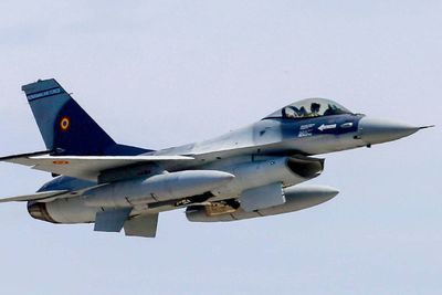 F-16 med rumensk merking som også snart 32 tidligere norske fly skal utrustes med.