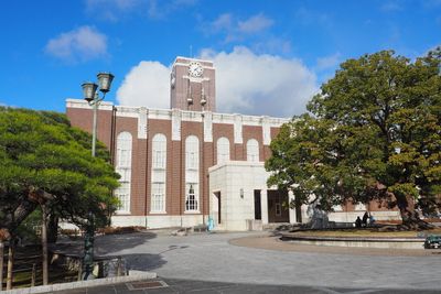 Universitetet i Kyoto har produsert mer enn et dusin nobelprisvinnere. Bildet viser inngangen ved hovedcampus.