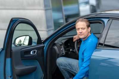 Henrik Green, teknisk sjef i Volvo, titter ut av en XC40 på Fornebu i Bærum. Blant begivenhetene han ser fram til i 2022, er å ta i bruk selskapets første dedikerte elbilplattform.