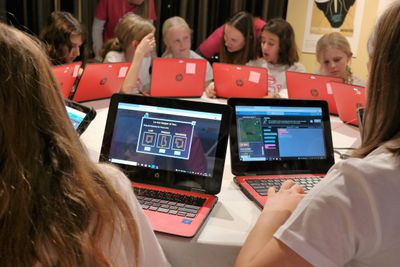 Det haster å få på plass en teknologi- og realfagsstrategi som virker, mener IKT-Norge. Her koder barneskoleelever i Minecraft på Girltechfest i Oslo.