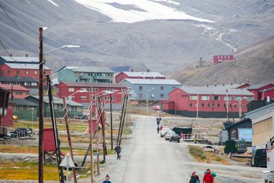 Longyearbyen på Svalbard ble plutselig litt mer sårbar kommunikasjonsmessig når den ene av to fiberkabler sluttet å virke fredag. Det ble ironisk nok kjent samme dag som justis- og beredskapsminister Emilie Enger Mehl (Sp) og næringsminister Jan Christian Vestre (Ap) landet i byen. 