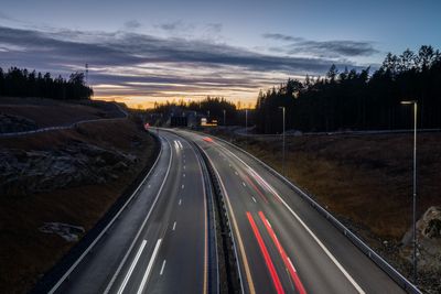 På E18 sørover gjennom Telemark brer lyset seg fra høyre flanke og treffer alle fire kjørefelt.