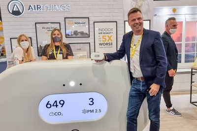 Tross Covid og nedskalert CES, 40 prosent vekst bringer fram smilet til  Airthings-sjef Øyvind Birkenes, som viser fram de nye sensorene med skjerm på messen.
