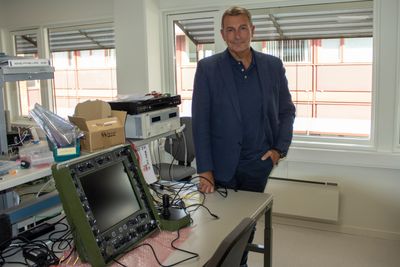 Ivar A. Melhuus Sehm, administrerende direktør i Data Respons R&D Services, her ved like ved en operatørstasjon som selskapet utvikler for et tysk forsvarsteknologiselskap.