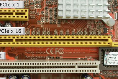 PCI Express- og PCI-spor på et hovedkort.
