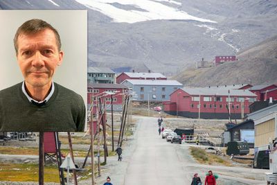 Longyearbyen på Svalbard ble plutselig litt mer sårbar kommunikasjonsmessig når den ene av to fiberkabler sluttet å virke fredag. Det kan ta flere uker før kabelen er tilbake i drift, forteller Dag Hugo Stølan, leder for infrastruktur i Space Norway. 