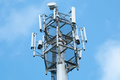 Ikke alle mobilmaster og basestasjoner er satt opp av legitime mobiloperatører. Men de falske er nok betydelig mindre i størrelse enn den på bildet.