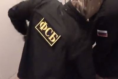 FSB-agenter som arresterer angivelig medlem av Revil-gruppen.