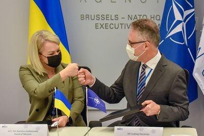 Ukrainas Nato-ambassadør Nataliia Galibarenko og Ludwig Decamps, som er direktør for Natos kontor for informasjon og kommunikasjon, er fornøyd med avtaleinngåelsen.
