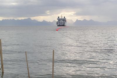 Det vil koste flere titalls millioner kroner å reparere fiberkabelen mellom Norge og Svalbard. Bildet er fra leggingen av kabelen i 2003.