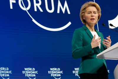 EU-kommisjonens president, Ursula von der Leyen, talte om blant annet brikkeproduksjon under det årlige møtet til World Economic Forum. Bildet er fra 2020. I år holdt von der Leyen sin tale via videokonferanse.