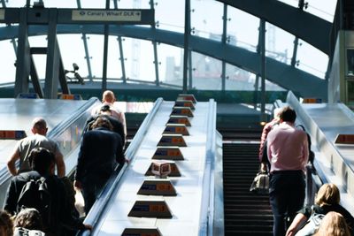 Pendlere på vei opp fra undergrunnsstasjonen Canary Warf i London. 