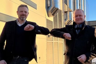 Konsernsjef Jon Gravråk i Bulk Infrastructure Group og konsernsjef Eskil Lunde Jensen i Akershus Energi er fornøyde med den nye avtalen.