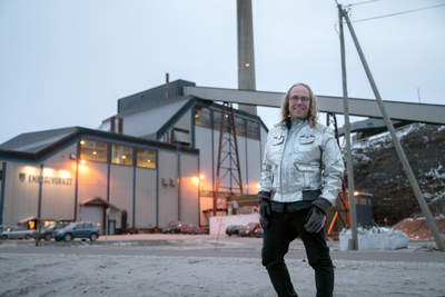Professor Janne Wallenius bor i Longyearbyen store deler av vinteren. Her fotografert foran energiverket. 