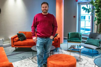 Easees teknologisjef Kjetil Næsje jobber med å utvikle en ny likeretter som skal gjøre likestrømlading til en realitet også hjemme.