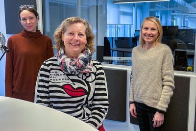 Berit Svendsen (i midten) har gått fra sjefsjobb i Telenor til Vipps, og nå leder hun ski-VM 2025 i Trondheim. I podkasten Teknisk sett karriere snakker hun med journalistene Kjersti Flugstad Eriksen (t.v.) og Tuva Strøm Johannessen om hvorfor det er lurt å skifte jobb ofte.