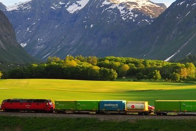 Om godstogene på Raumabanen (bildet) egner seg for hydrogendrift, kan Nordlandsbanen bli neste stopp.