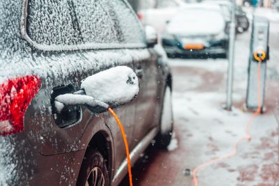 Som elbileier kan du bli tvunget til å ha mange ulike RFID-brikker i hanskerommet for å lade. Hvis du kommer til en ny ladepost, må du kanskje også skanne en QR-kode og registrere deg.