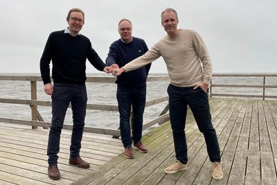 Moment-sjef Eivind Bøhn, Millnet-sjef Mats Lindskog og Monterro-fondenes Erik Syrén, som er styreleder i Moment, korona-handshaker avtalen etter at Moment nå har kjøpt opp Millnet.