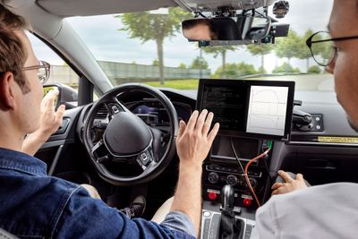 Volkswagens Cariad-gruppe og Bosch går sammen om å utvikle programvare som skal gjøre bilene selvkjørende.