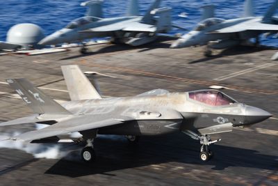 En F-35C gjennomfører en vellykket landing på USS Carl Vinson 30. desember 2021.