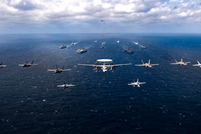Hangarskipene USS Carl Vinson (CVN 70) og USS Abraham Lincoln (CVN 72) har den siste uka operert i fellesskap. Dette bildet er tatt 22. januar i Filippinerhavet. Her med en flyformasjon med E-2D Hawkeye i midten og F-35C og F/A-18E/F Super Hornet.