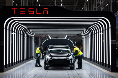 Tesla ønsker ikke å inngå kollektivavtale i Sverige. Bildet viser en Tesla Model Y under klargjøring ved selskapets fabrikk i Tyskland.