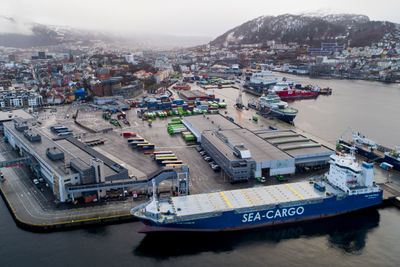 Norske havneorganisasjoner har både vilje og evne til å bli en katalysator for det grønne skiftet, viser fersk forskning fra Sintef. Det krever aktivt eierskap pluss økt kompetanse innen energiteknologi og miljøledelse, skriver innleggsforfatterne. 