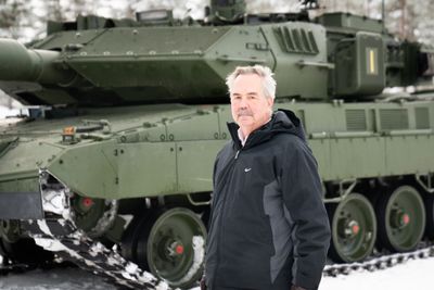 Konsernsjef Ralf Ketzel i Krauss-Maffei Wegmann med stridsvogna Leopard 2A7 som på andre halvdel av 2020-tallet skal leveres til Hæren i minst 54 eksemplarer.