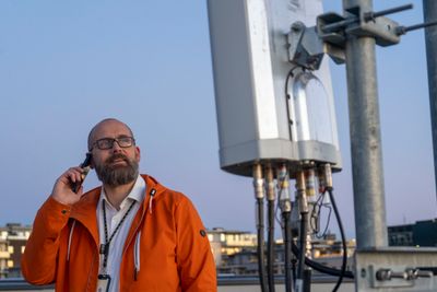 Jan-Erik Hvidsten leder teknologiavdelingen i Ice. Nå tester selskapet bredbånd via mobilnettet, først i 700 og 2100 MHz-båndene, og seinere ved hjelp av 3500 MHz-båndet, der kapasiteten er større.  