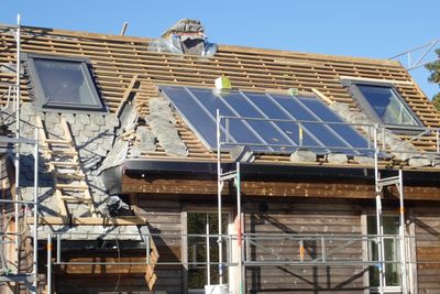 Noen må gjøre jobben hvis alle skal ha solceller på taket. Enøktiltak kan skape opptil 45.000 arbeidsplasser, ifølge Thema. 
