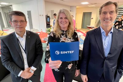 Silje Helene Aschehoug i Sintef Manufacturing etablerer nå kontor på Kongsberg. Til glede for konsernsjef Geir Håøy (t.v.) i Kongsberg gruppen og styreleder Walter Qvam (t.h) i Sintef.