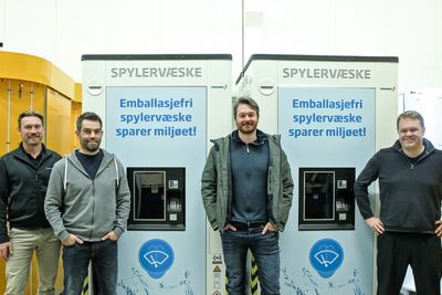 Disse fire har hatt en sentral rolle i forbindelse med utviklingen av den nye vindusspylerautomaten til Stryn-bedriften Vendanor. Fra venstre: daglig leder Harold Wieldraaijer, maskiningeniør Ard Mikal Kleppe, programvareingeniør Vidar Heltne og teknologisjef Ralf Bjarne Taraldset.