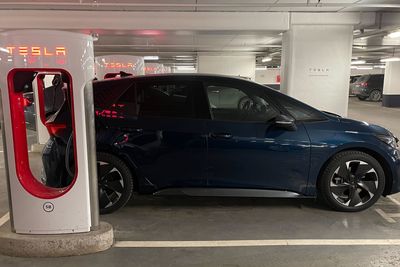 Her ladet vi en Cupra på Tesla Supercharger i forbindelse med åpningen av nettverket i januar. Nå har Tesla åpnet flere stasjoner.