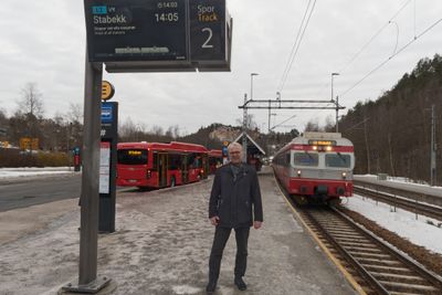  – En av oppdagelsene når kollektivtransporten skulle kompenseres for bortfallet av kunder under korona, var at man så hvor fragmentert kollektivtransporten er, sier Grimsrud, her med både buss og tog på Hauketo stasjon.