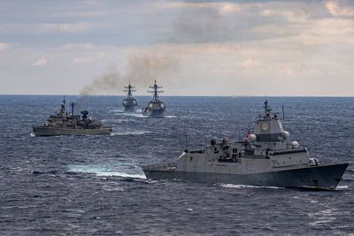 KNM Fridtjof Nansen sammen med den greske fregatten HS Elli  og to amerikanske jagere i Arleigh Burke-klassen, USS Bainbridge og USS Gravely i Middelhavet 5. januar 2022.