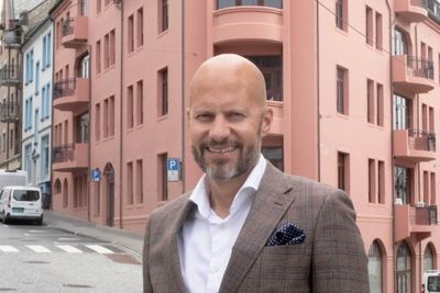 Administrerende direktør Christian Pritchard i Nortel, her utenfor hovedkontoret i Ålesund sentrum, har fått en ny forhandlerkjede til produktene. 