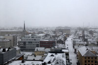 Oversiktsbilde over Bodø sentrum dekket i et tynt lag snø.