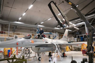 Inne hos Kams på Kjeller skal inntil 44 F-16 klargjøres før de sendes til henholdsvis USA og Romania.