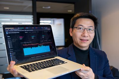 Hai Nguyen er fortsatt førsteamanuensis ved Institutt for datateknologi og informatikk ved NTNU, men de siste årene har han brukt tid på å utvikle det AI-baserte systemet Synplan, som for store organisasjoner vil gi mindre vikarbruk. 