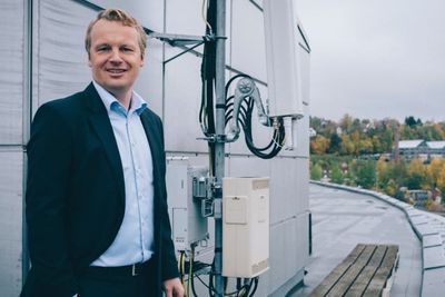 Jon Christian Hillestad, direktør for bedriftsmarkedet i Telia, er svært fornøyd med at Forsvaret nok en gang har forlenget telefoniavtalen med Telia-eide Phonero.