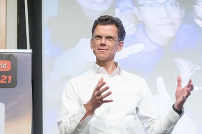 Telenor Norge-sjef Petter-Børre Furberg sier etterspørselen fra bedriftsmarkedet etter tjenester på toppen av telenettet er økende. 