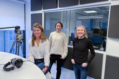 Utviklersjef i NRK, Marianne Tallaksen (t.v.) snakker med journalistene Kjersti Flugstad Eriksen (i midten) og Tuva Strøm Johannessen om kjønnsbalanse blant utviklere. Hun håper flere kvinner skal velge en teknisk karrierevei, og ikke kun innta lederjobber i IT-faget.