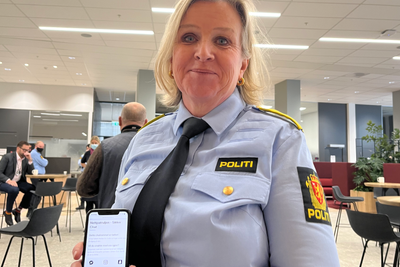 Kripos-sjef Kristin Kvigne viser frem politiets nye, krypterte chatteløsning. Når politiet chatter med publikum i sosiale medier og kommer inn på sensitive opplysninger, skal samtalen flyttes over hit.