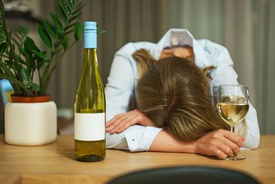 Enkelte som sliter med arbeidsrelatert stress og utbrenthet bruker alkohol som selvmedisinering.