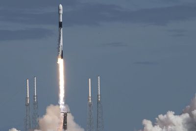 Falcon 9 med utstyr og satellitter under en oppskyting i 2019.